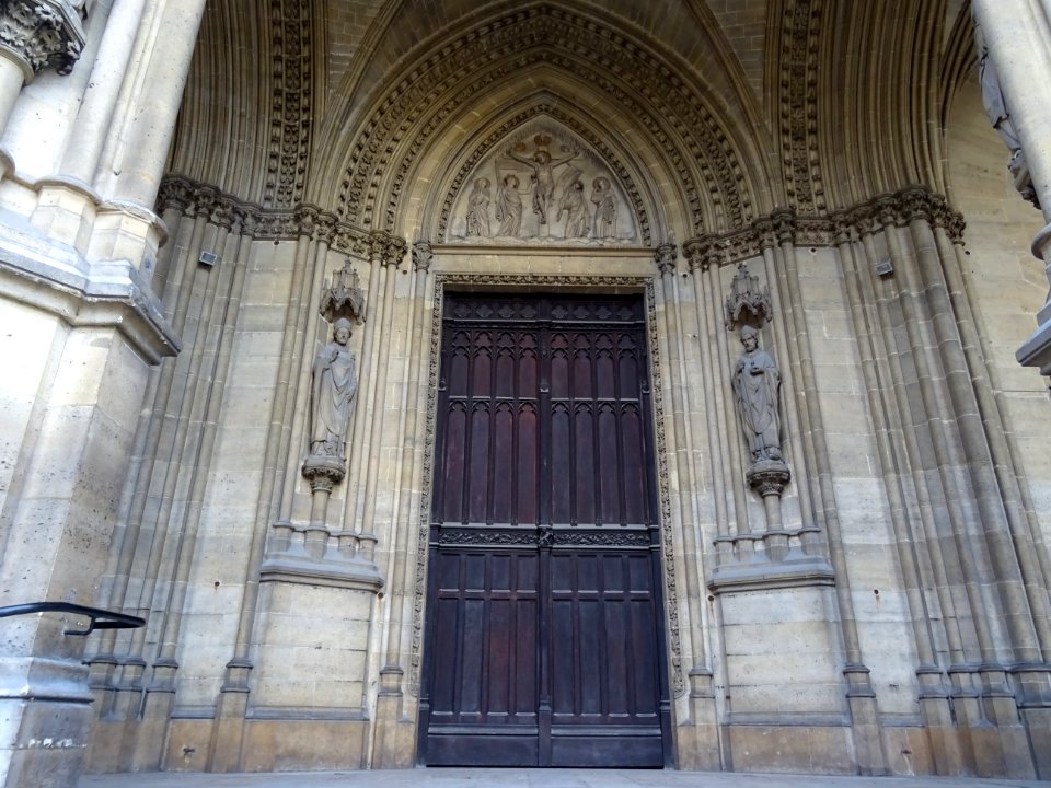 Porte d'entrée de la basilique Sainte-Clotilde, 23 bis rue… 