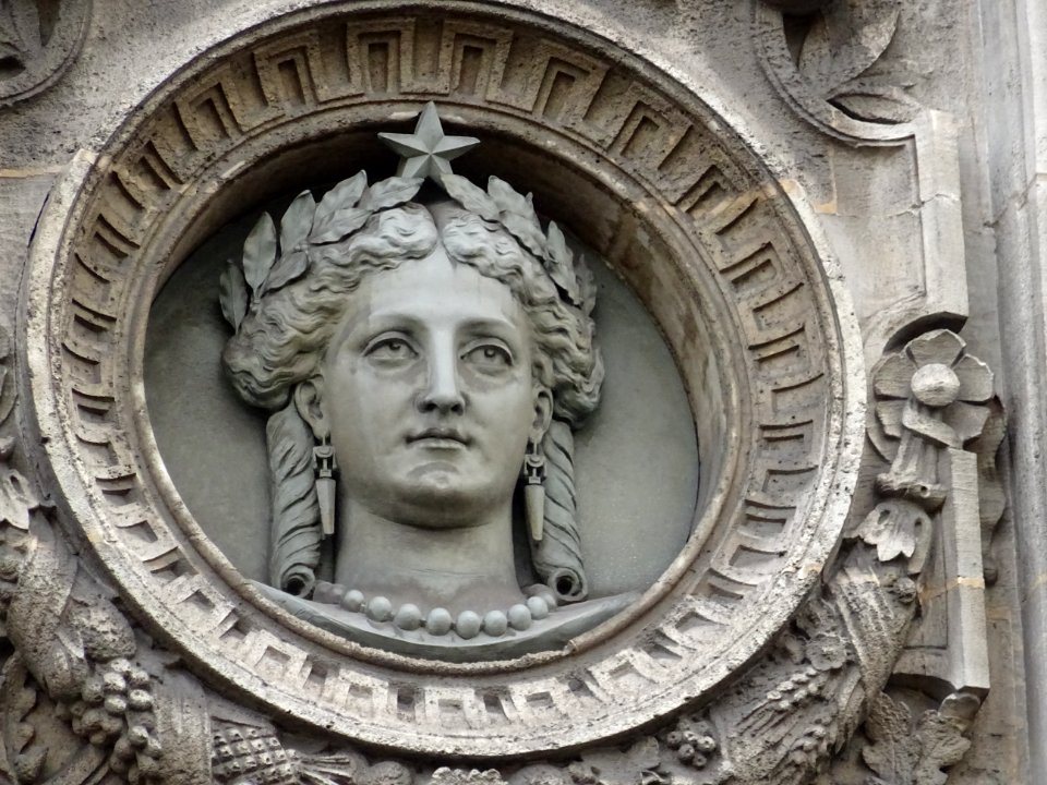 Sculpture d'un visage de femme, sur la façade du lycée Cha… 