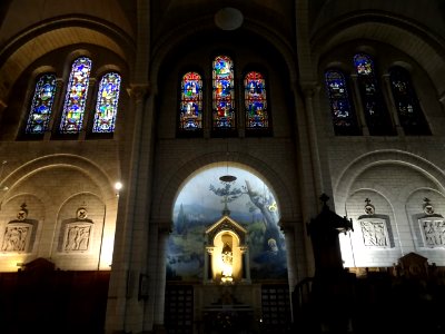 Bas-reliefs et vitraux, église Saint-Charles de Montceau, … 