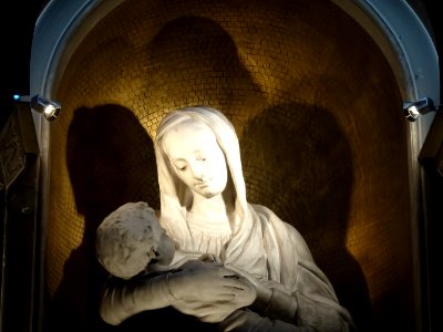 Statue de la Vierge à l'enfant, église Saint-Charles de Mo… 