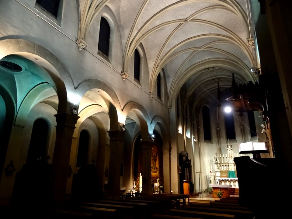 Nef, église nouvelle Saint François de Sales, 6 rue Brémon… 
