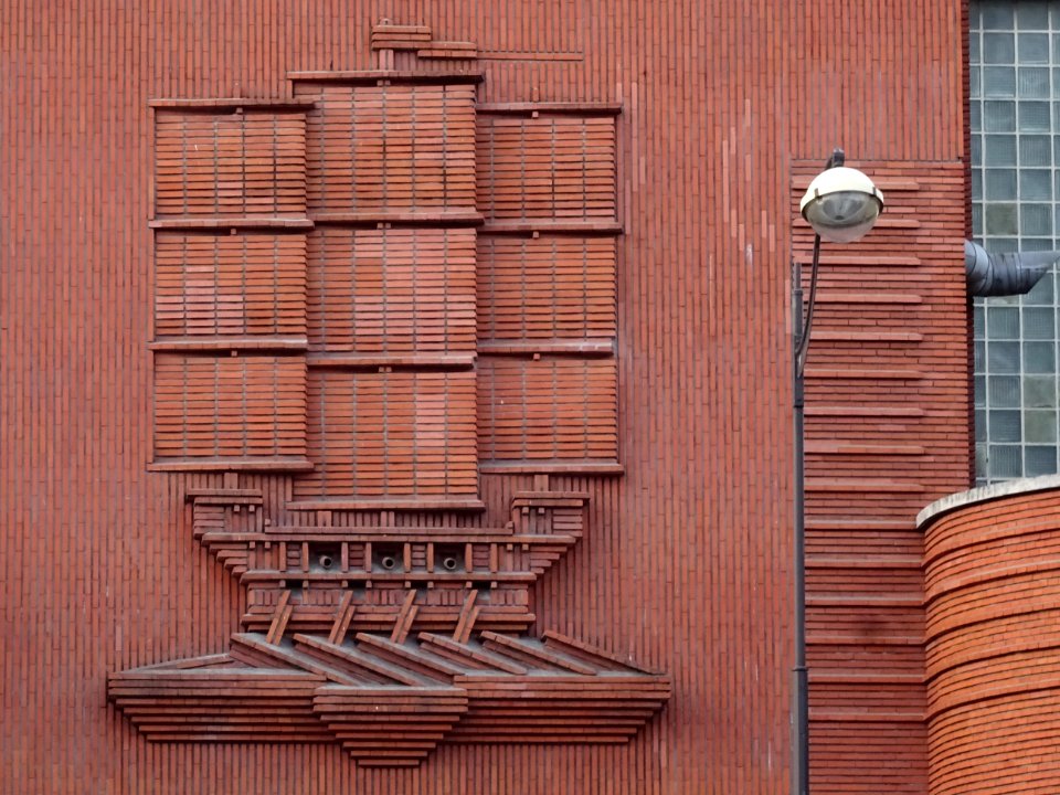 Bas-relief ! d'un trois-mats, en briques, rue de Saussure,… 