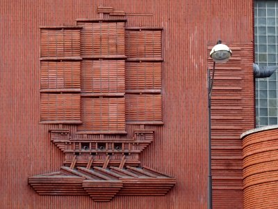 Bas-relief ! d'un trois-mats, en briques, rue de Saussure,… 
