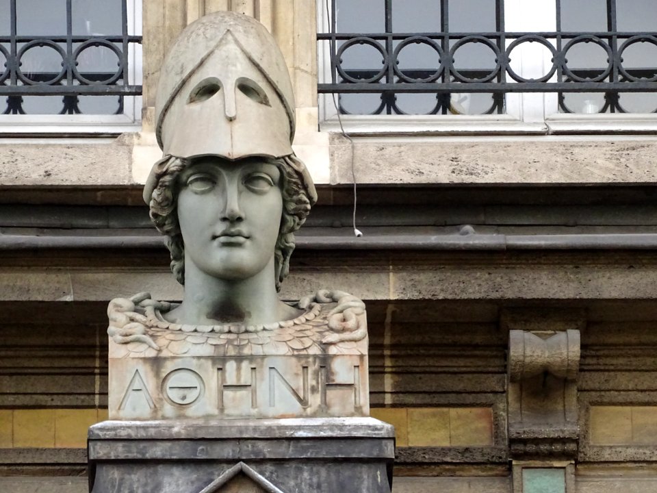 Sculpture de la déesse grecque Athéna, sur la façade du … 