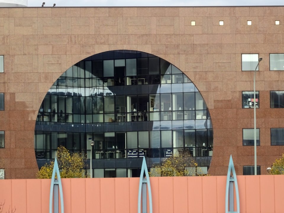 Détail de la façade de l'immeuble Wolters Kmuwer, 14 rue F… 