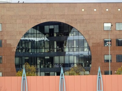 Détail de la façade de l'immeuble Wolters Kmuwer, 14 rue F… 