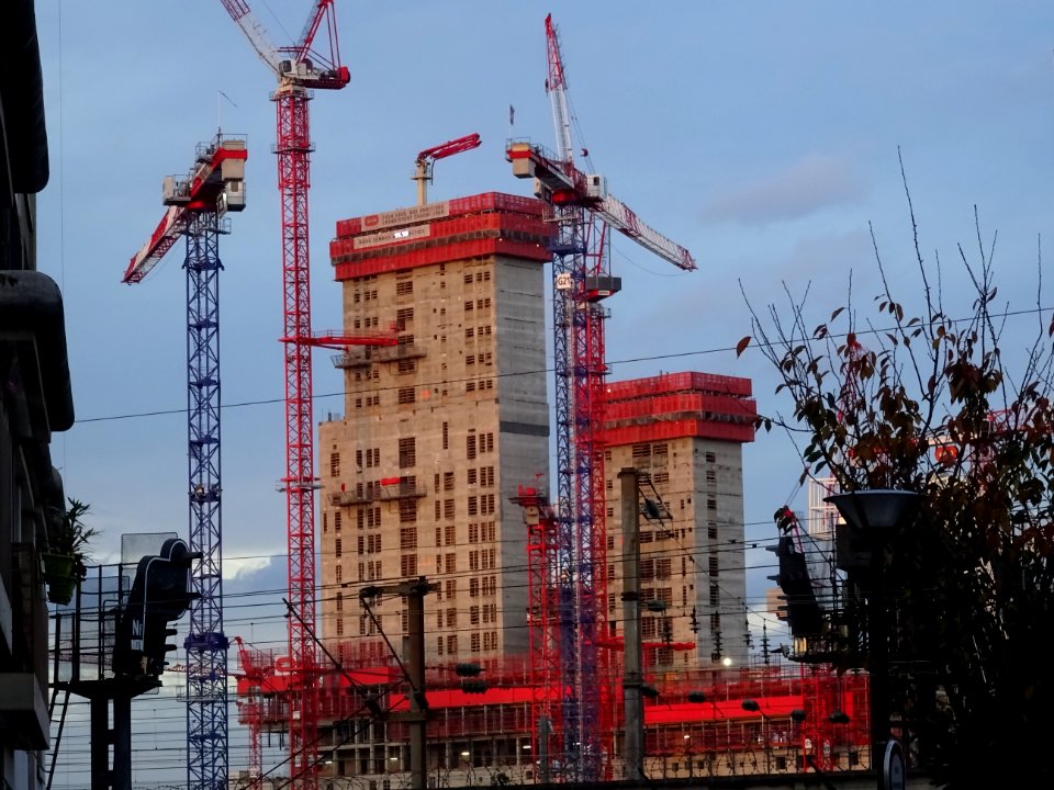 Grues et immeubles en construction, vus depuis la chapelle… 