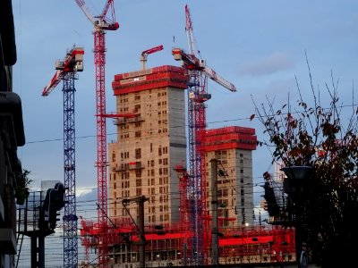 Grues et immeubles en construction, vus depuis la chapelle… 