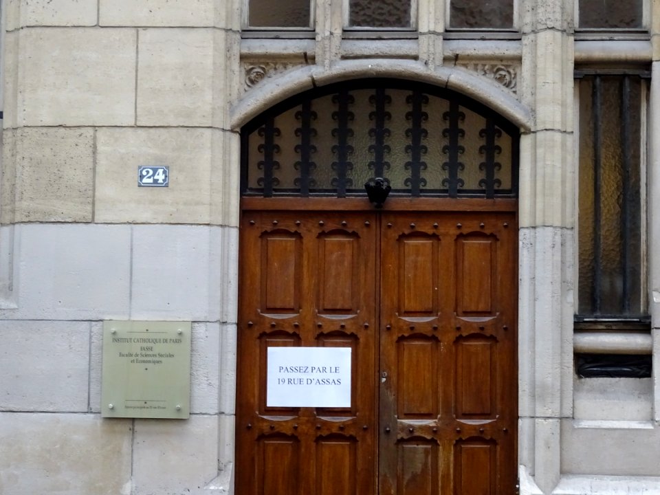 Porte de l'Institut Ccatholique de Paris, Faculté de Scien… 