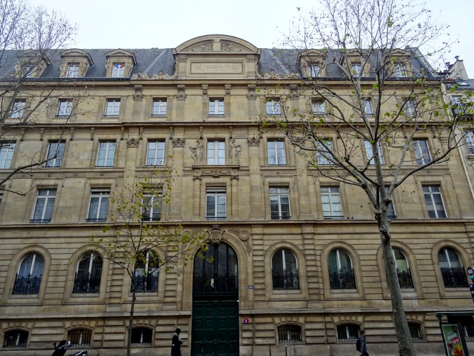 Une autre façade du lycée Saint-Louis, au 40 boulevard Sai… 