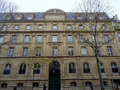 Une autre façade du lycée Saint-Louis, au 40 boulevard Sai… 
