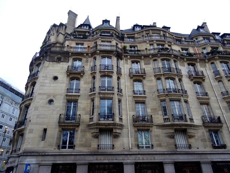Immeuble et Banque de France, à l'angle du Boulevard Raspa… 