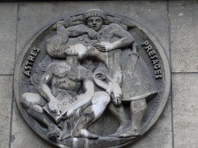 Sculpture Astres et présages sur la façade de la faculté… 