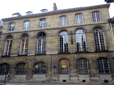 Immeuble rue de Vaugirard, à l'embouchure de la rue Garanc… 
