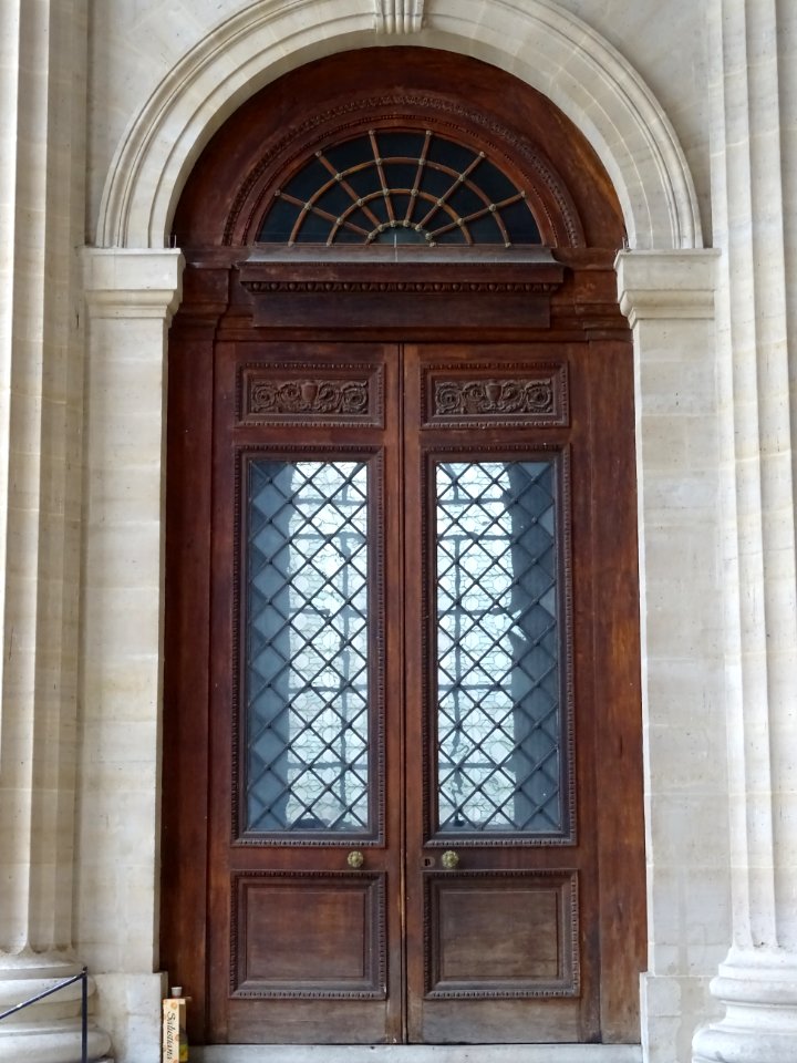 Porte latérale de l'église Saint-Sulpice, place de Saint-S… 