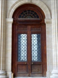 Porte latérale de l'église Saint-Sulpice, place de Saint-S… 