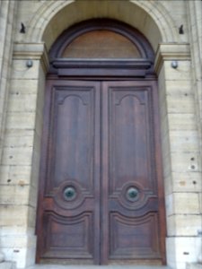 Porte latérale de l'église Saint-Sulpice, place de Saint-S… 