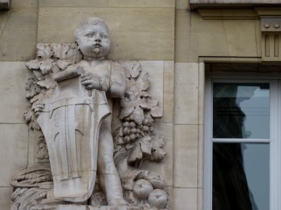 Statue d'un chérubin sur la façade de l'immeuble Le Foyer… | Flickr