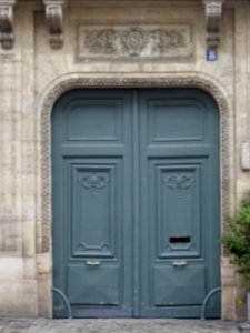 Porte de l'immeuble classé aux Monuments Historiques, au 8… 