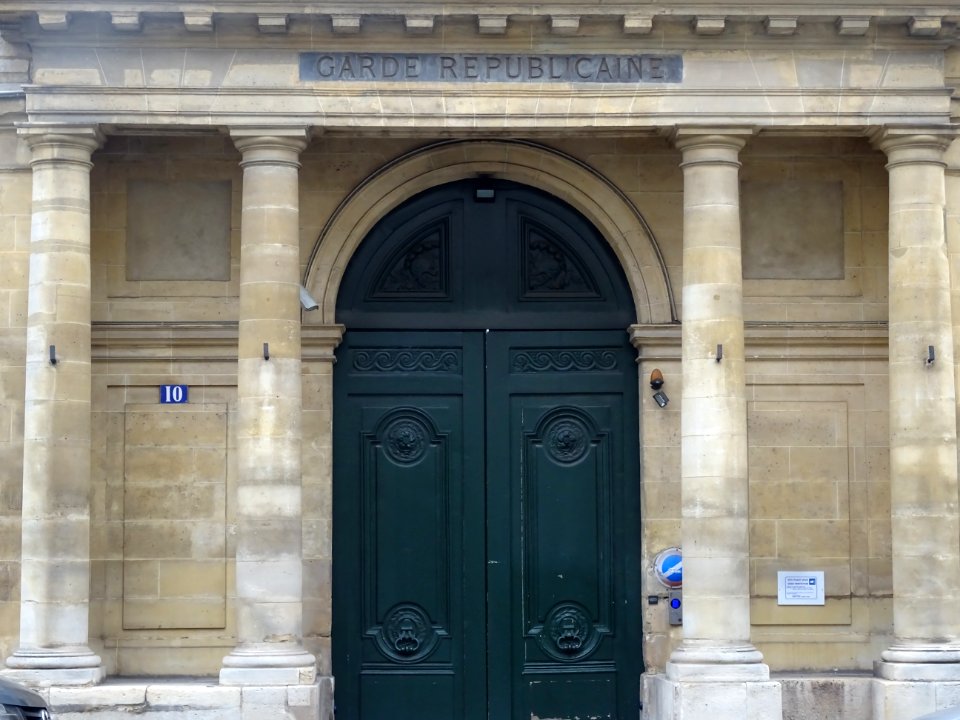 Porte de la caserne de la Garde Républicaine, 10 rue de To… 