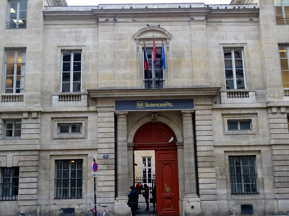 Portail et entrée de Sciences Po, 28 rue des Saints-Père… 
