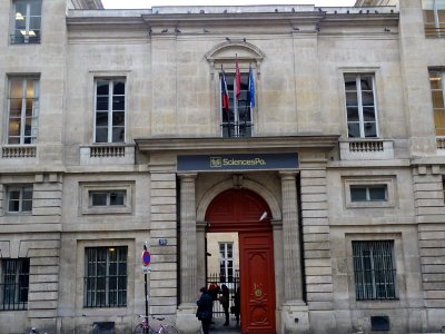 Portail et entrée de Sciences Po, 28 rue des Saints-Père… 