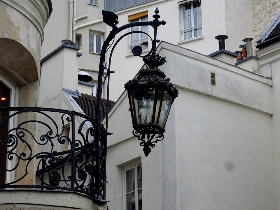 Lampadaire, à l'angle de la rue de Grenelle et de la rue d… 