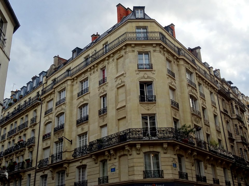 Immeuble à l'angle de la rue Truffaut et de la rue des Moi… 