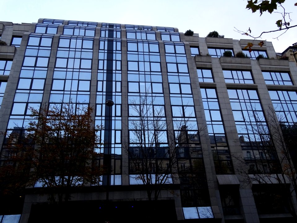 Réflexions dans l'immeuble sans no, en face du 186 bouleva… 
