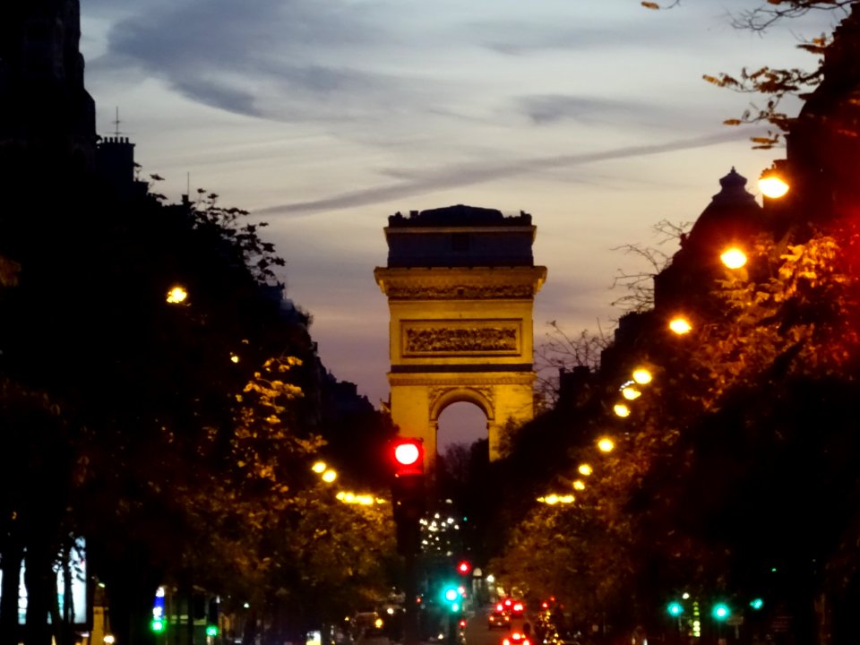 L'Arc de Triomphe de l'Etoile,à la tombée du jour, depuis … 