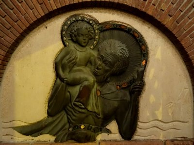 Bas-relief en bronze, à l'entrée de l'église Sainte-Odile … 