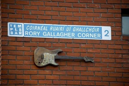 Bar sign guetar