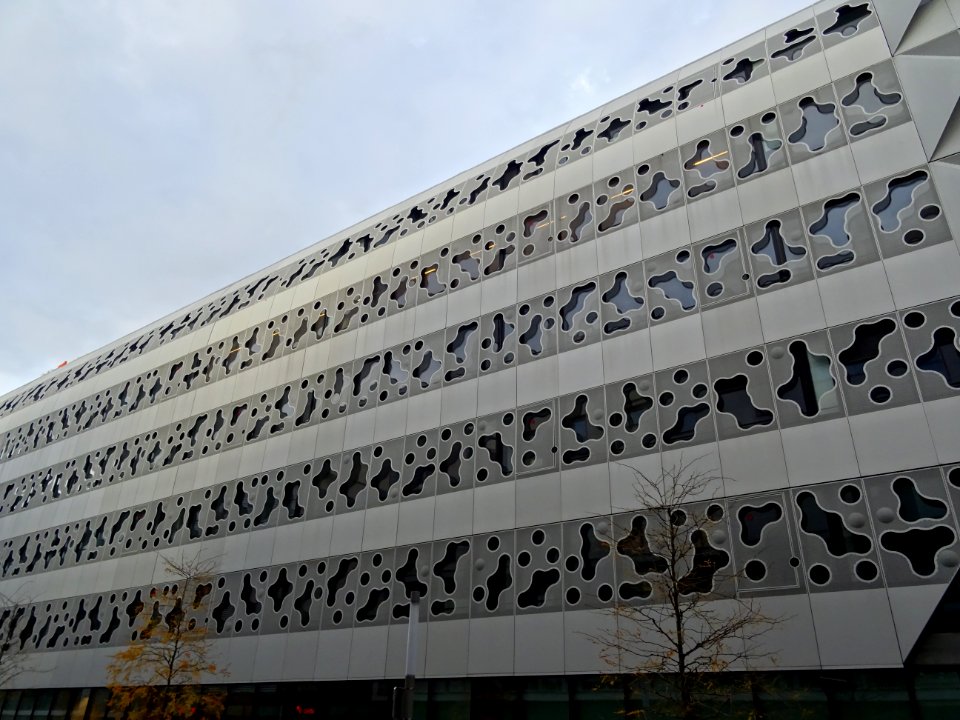 Immeuble moderne dans la rue Marie-George Picquart, 17e ar… 