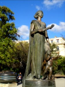 Une statue d'une femme et son enfant : Monument des Droits… 