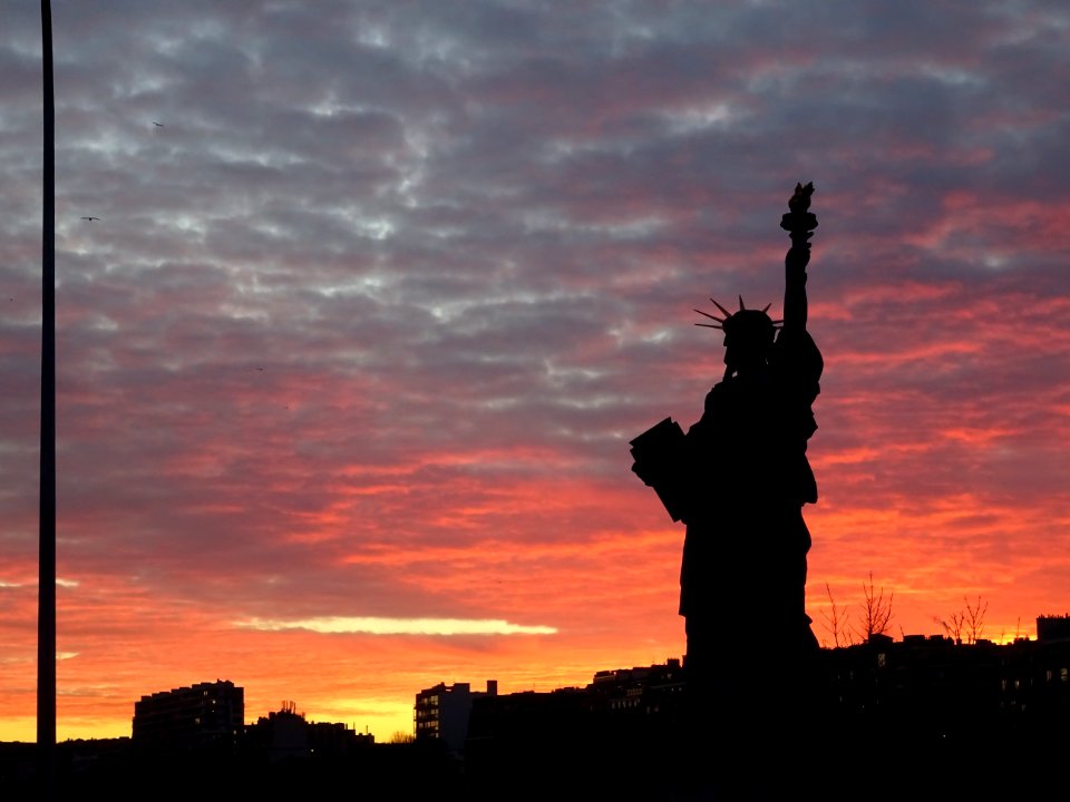 Coucher de soleil sur la Statue de la Liberté, depuis le p… 