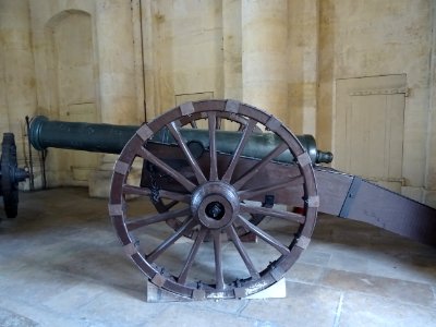 Canon dans la cour d'honneur, Hôtel-des-Invalides, avenue … 
