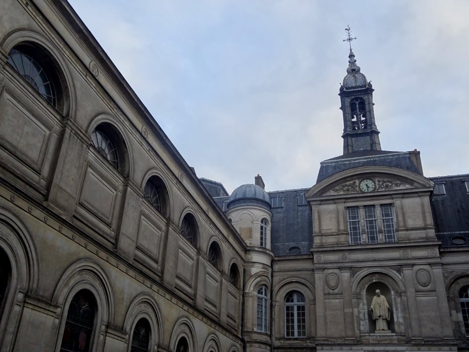 Cour attenant à la Chapelle Saint-Vincent-de-Paul, 95 rue … 