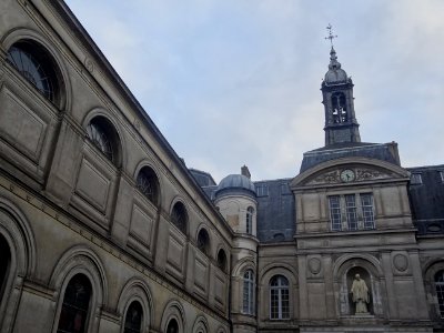 Cour attenant à la Chapelle Saint-Vincent-de-Paul, 95 rue … 