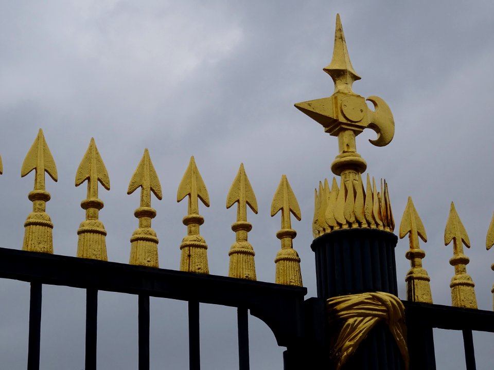 Détail de la grille, pointes dorées, de l'Ecole Militaire,… 