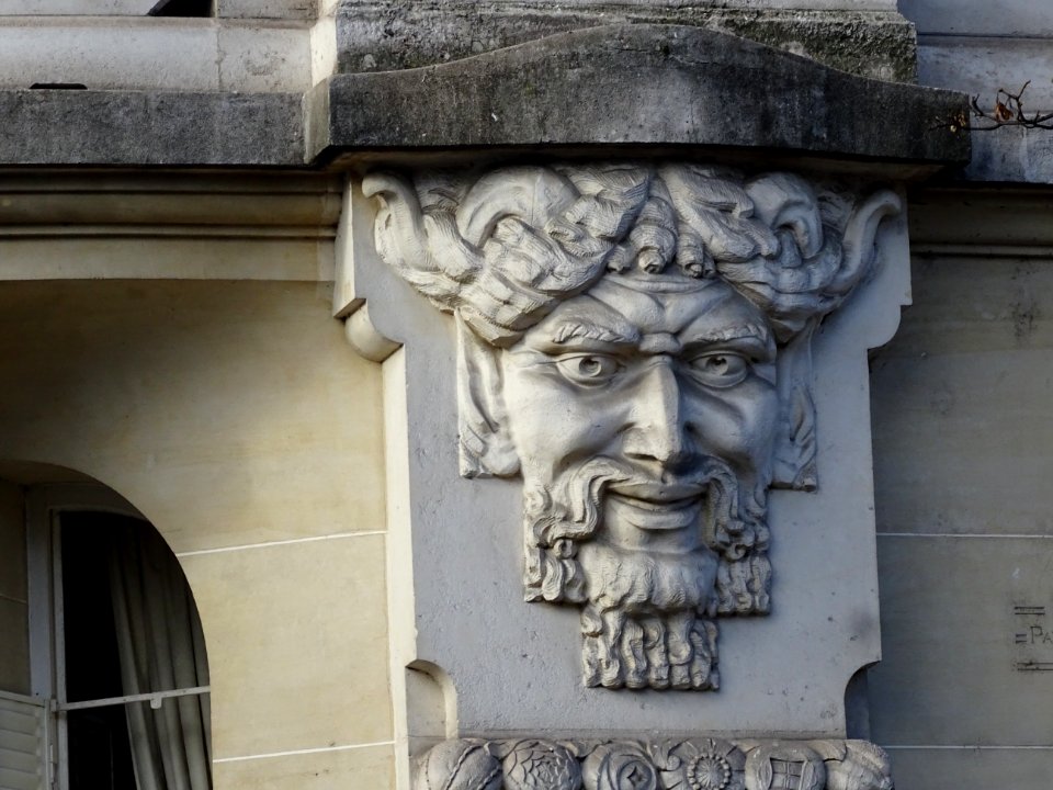 Détail de la façade de l'immeuble, au 72 avenue de Versail… 