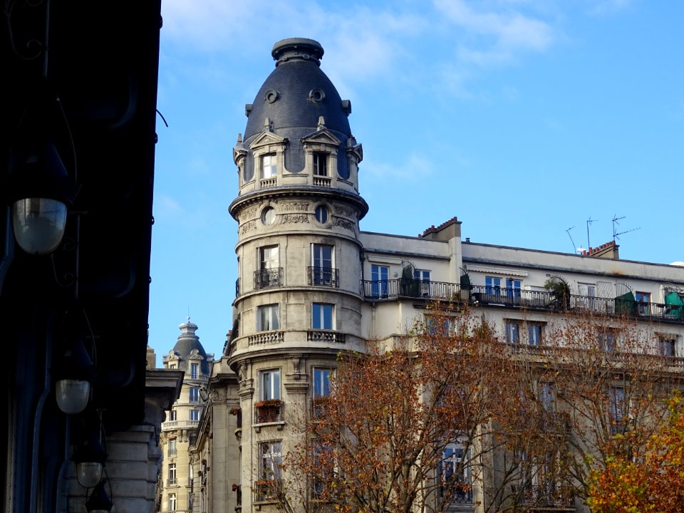 Immeuble et tourelles, au dessus du Pont Bir-Hakeim, limit… 