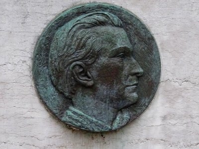 Médaillon de bronze à François Coppée (1842-1908), place T… 
