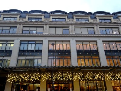 Eclairage et immeuble Le Bon Marché, 24 rue de Sèvres, 7… 