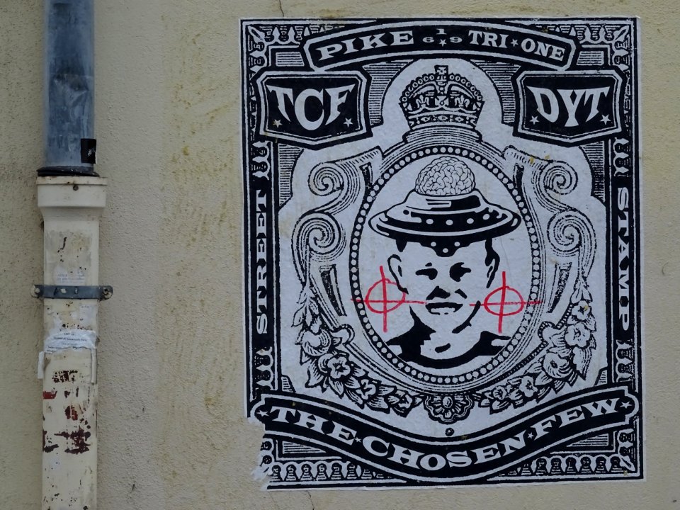 Affiche sur un mur à l'angle de l'avenue de Lowendal, 7e a… 