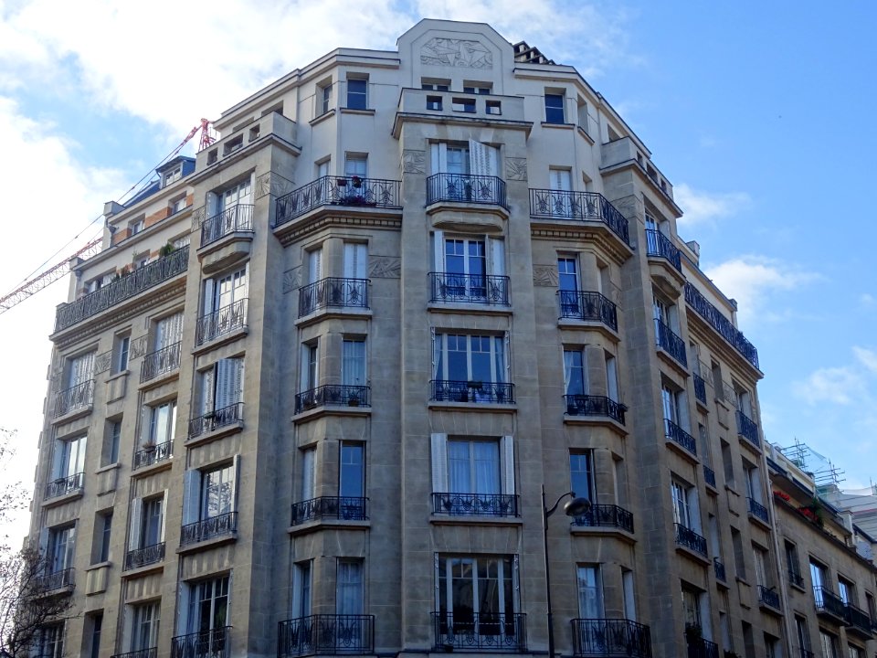 Immeuble à l'angle de l'avenue de Versailles et de la rue … 