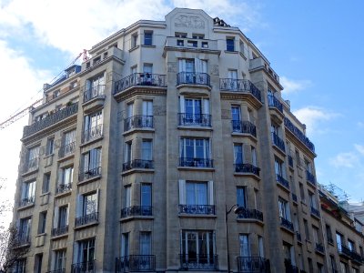 Immeuble à l'angle de l'avenue de Versailles et de la rue … 