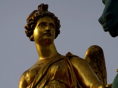 Détail : Au sommet de l'Arc de triomphe du Carrousel, la c… 