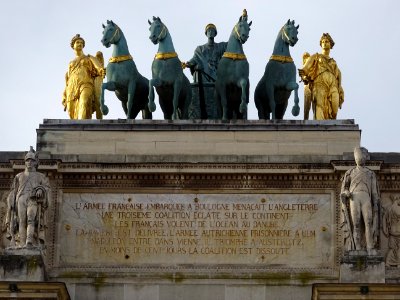 Au sommet de l'Arc de triomphe du Carrousel, la copie du q… 
