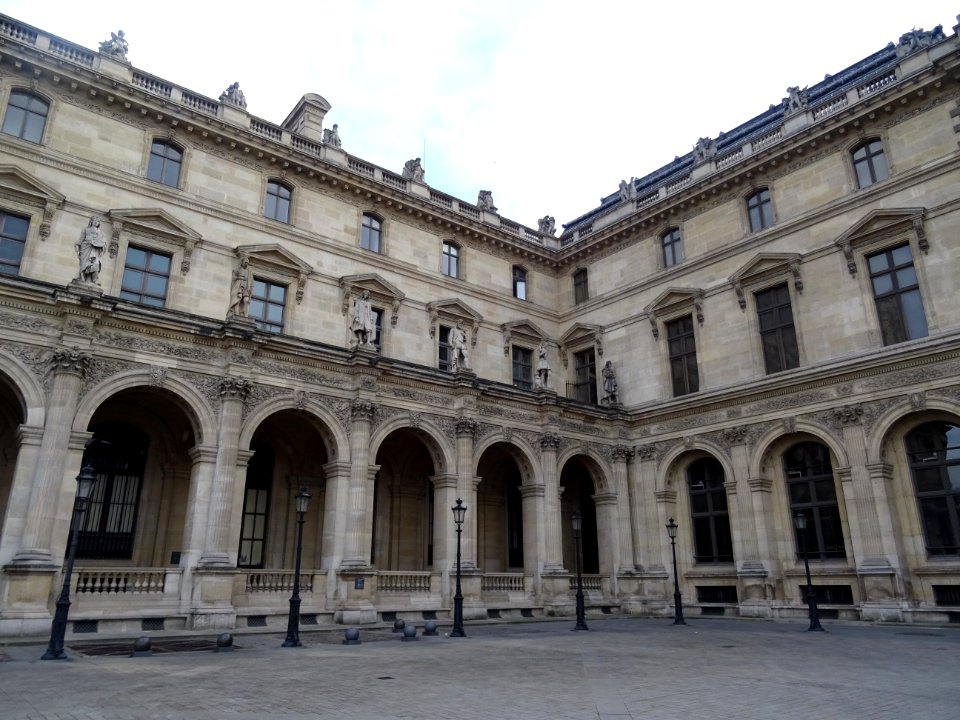 Angle de deux pavillons, Le Louvre, 1er arr., Paris 