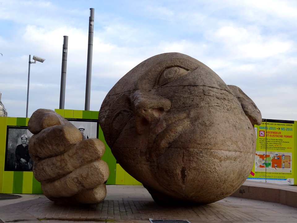 Ecoute, sculpture en grès représentant une tête d'homme … 